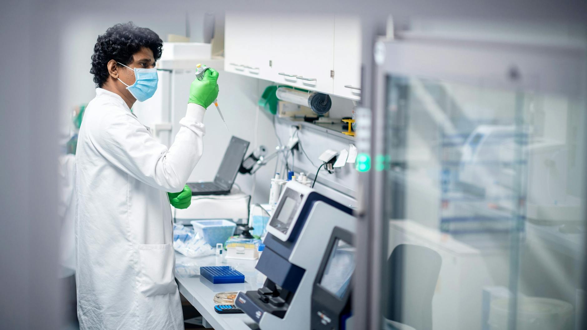 Mainz: Ein Mitarbeiter des Biotechnologie-Unternehmens Biontech bei der Arbeit im Labor.