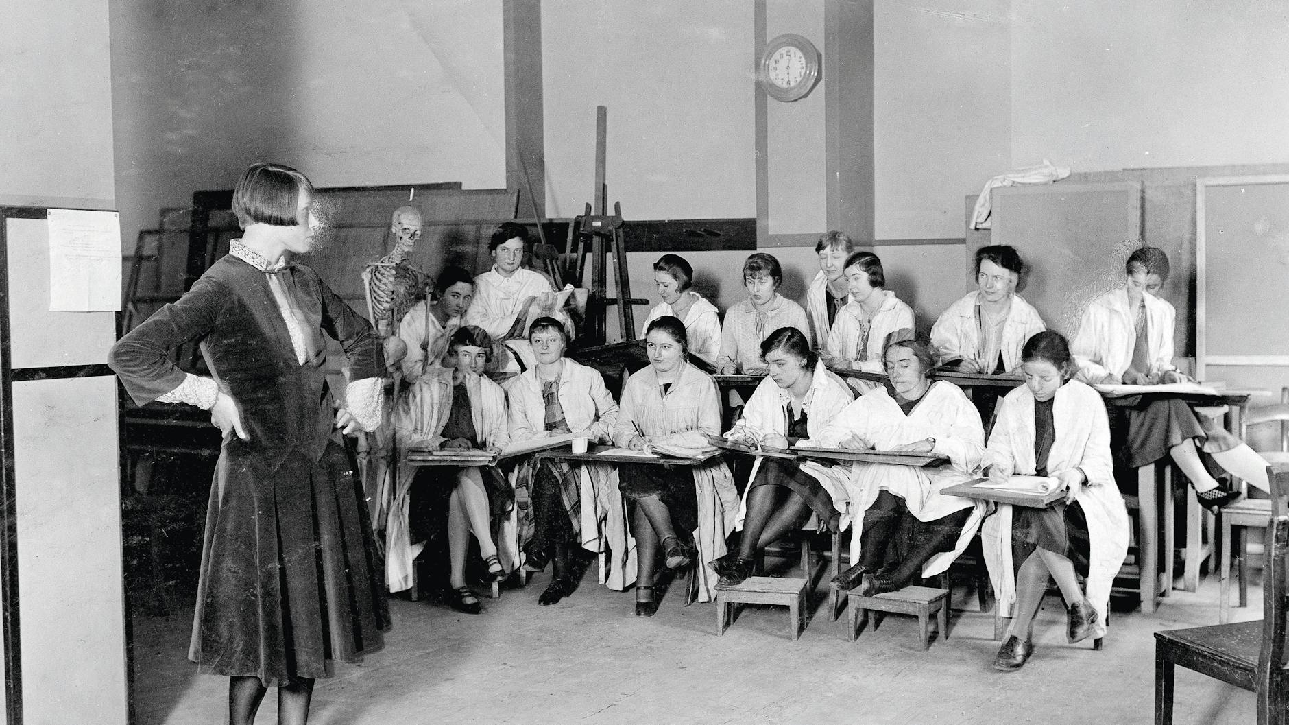 Diese jungen Frauen lassen sich 1926 am Berliner Lette-Verein zu Modezeichnerinnen ausbilden. Der Verein ist bereits im Jahr 1866 gegründet worden – zur „Förderung der Erwerbstätigkeit des weiblichen Geschlechts“.