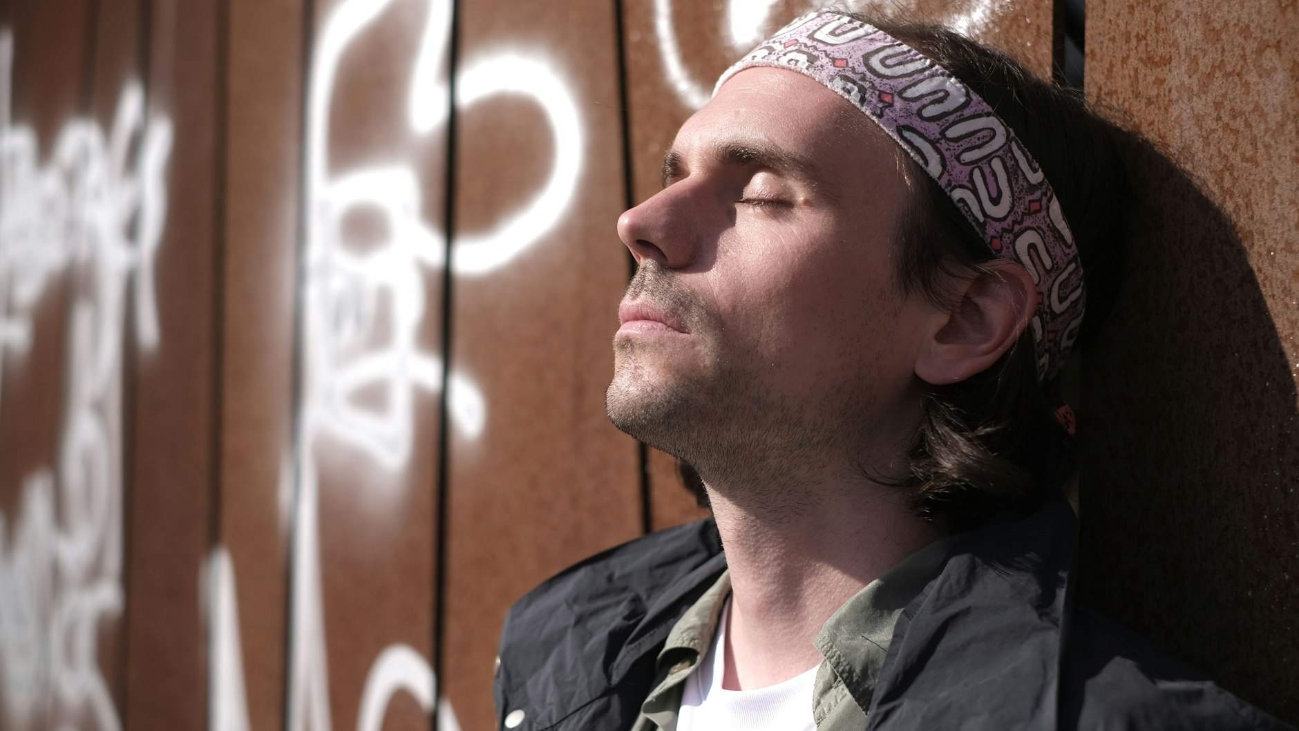 Der Schriftsteller Leif Randt bei einem Treffen im Park Gleisdreieck.