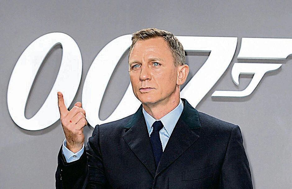 Der zurzeit noch amtierende James-Bond-Darsteller Daniel Craig – im Hintergrund ist im 007-Logo die ikonische Bond-Pistole zu sehen.