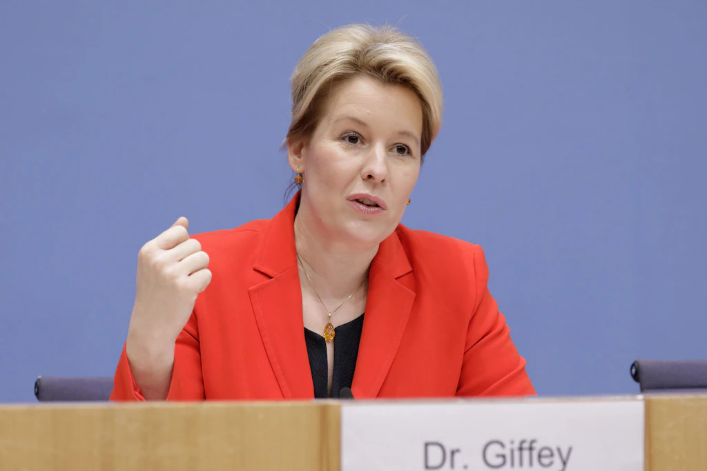 Giffeys Doktorarbeit: Transparenzplattform verklagt FU