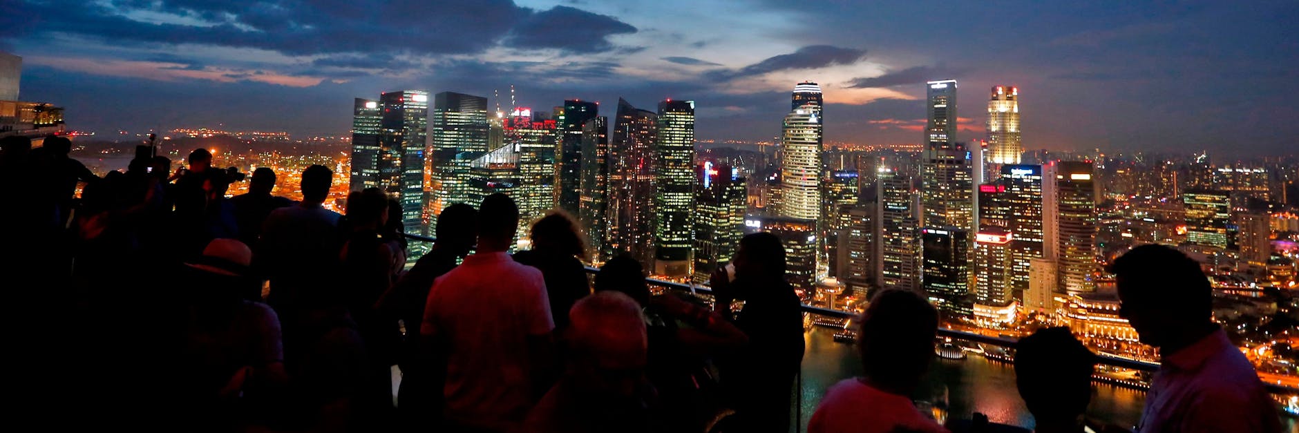 Der Blick auf die Skyline Singapurs von einer Bar im obersten Stockwerk des Marina Bay Sands.