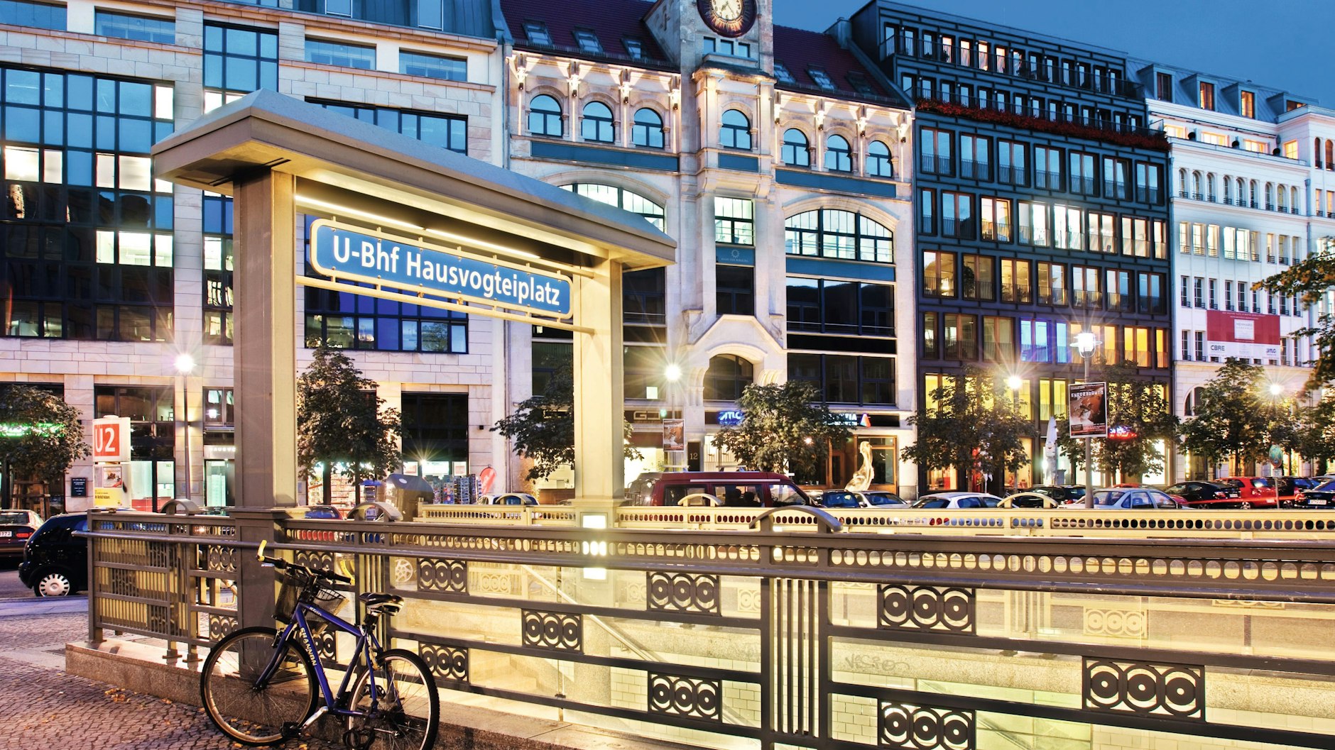 Den Hausvogteiplatz zieren heute aufwändig restaurierte Häuser. Das Mahnmal „Denkzeichen Modezentrum Hausvogteiplatz“ erinnert an die Zerstörung jüdischer Firmen.&nbsp;