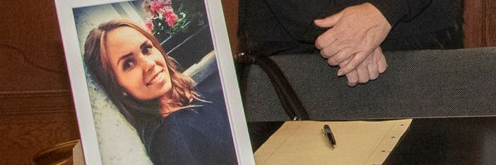 Zu jedem Prozesstag bringen Fabiens Eltern ein neues Foto mit.