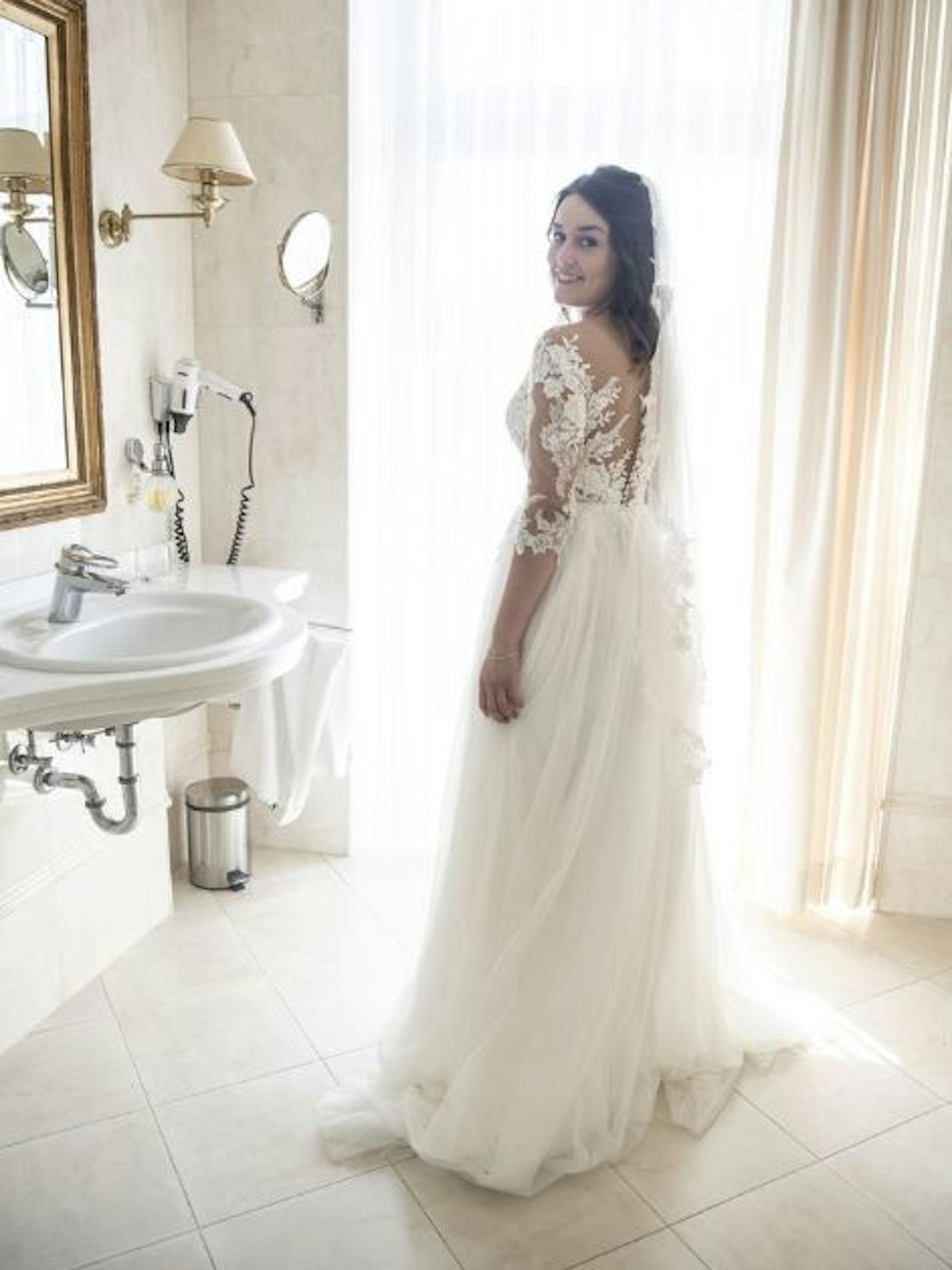 Emily im Hochzeitskleid.&nbsp;