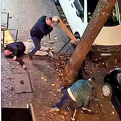 Ein Mann versucht sich vor dem Spätkauf in Neukölln mit einer Holzbank zu verteitigen.&nbsp;