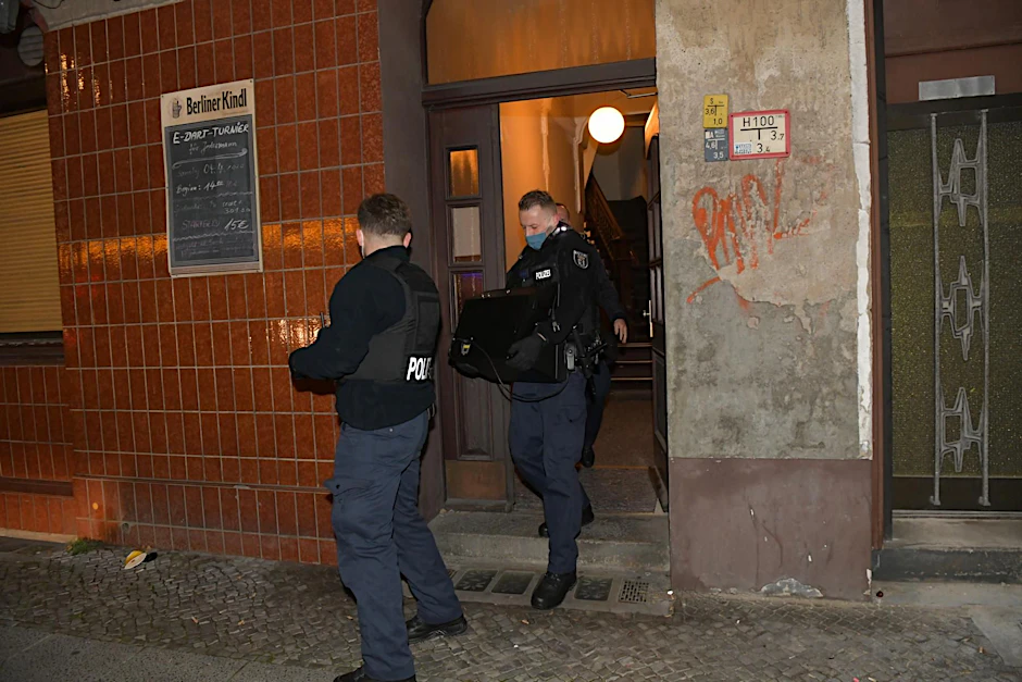 Polizisten räumen das Lokal in Neukölln.