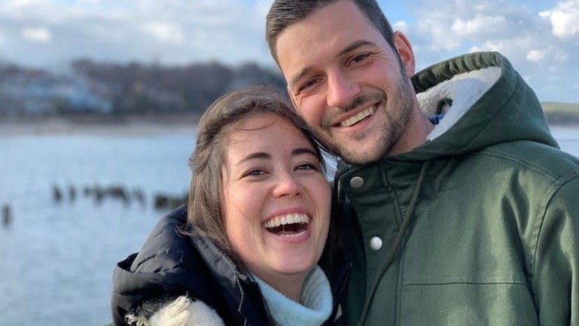 Anna B. und ihr Ehemann Peter. Das Paar freut sich auf das erste gemeinsame Kind.