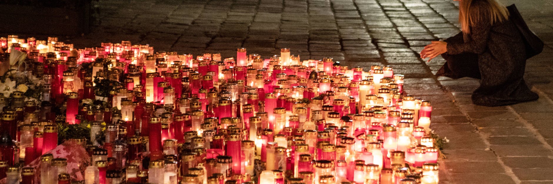 Gedenkkerzen vor Tatort des Terroranschlags vor dem Restaurant Salzamt in Wien.