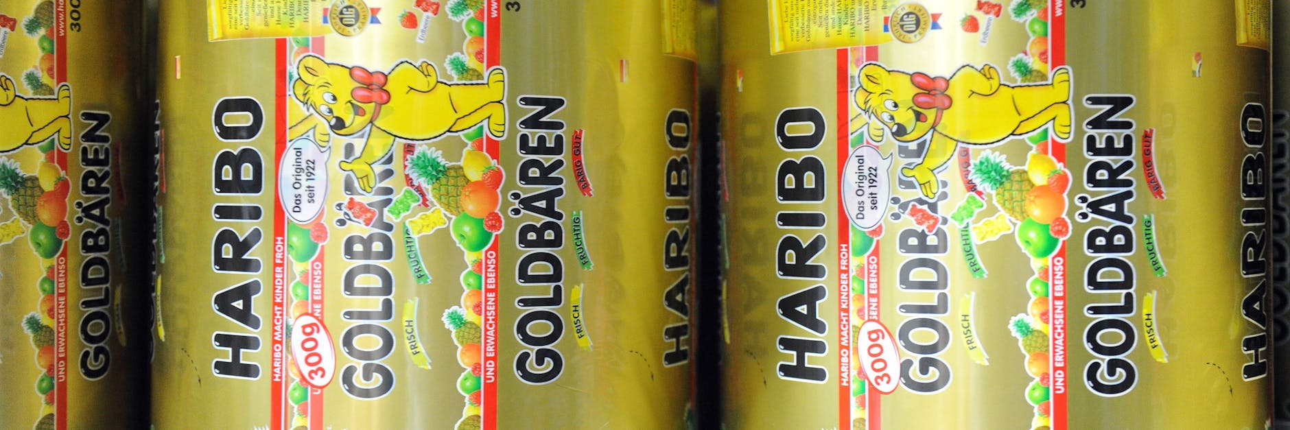 Folien für die Haribo-Goldbären-Tüten stehen in der Haribo-Fabrik. Der Süßwarenhersteller Haribo schließt eine seiner bislang fünf Standorte in Deutschland.