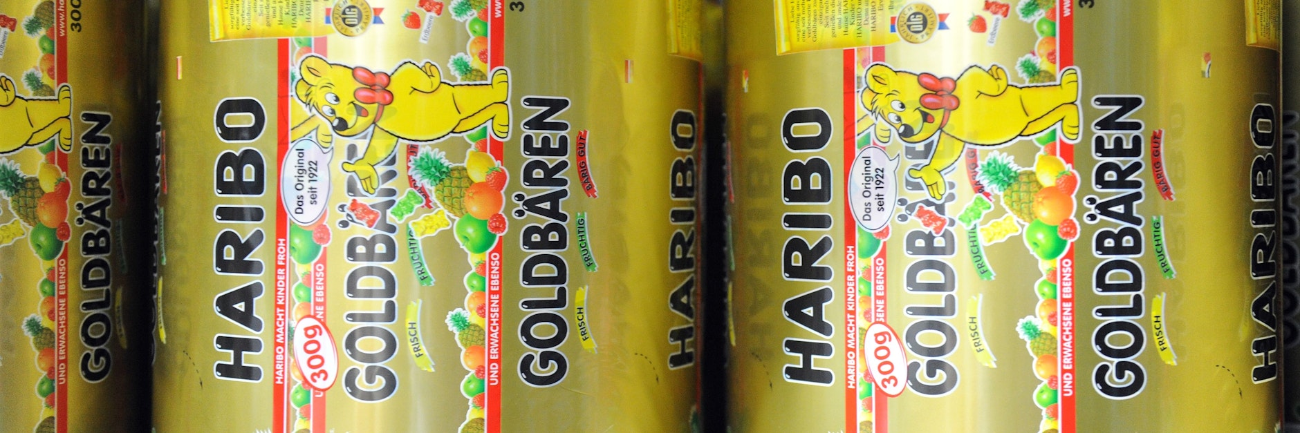 Folien für die Haribo-Goldbären-Tüten stehen in der Haribo-Fabrik.  Der Süßwarenhersteller Haribo schließt eine seiner bislang fünf Standorte in Deutschland.