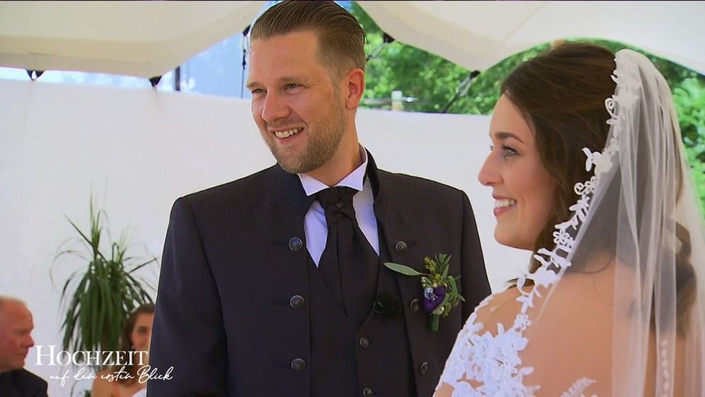 Emily Und Robert Hochzeit Auf Den Ersten Blick Das Passiert In Der Hochzeitsnacht