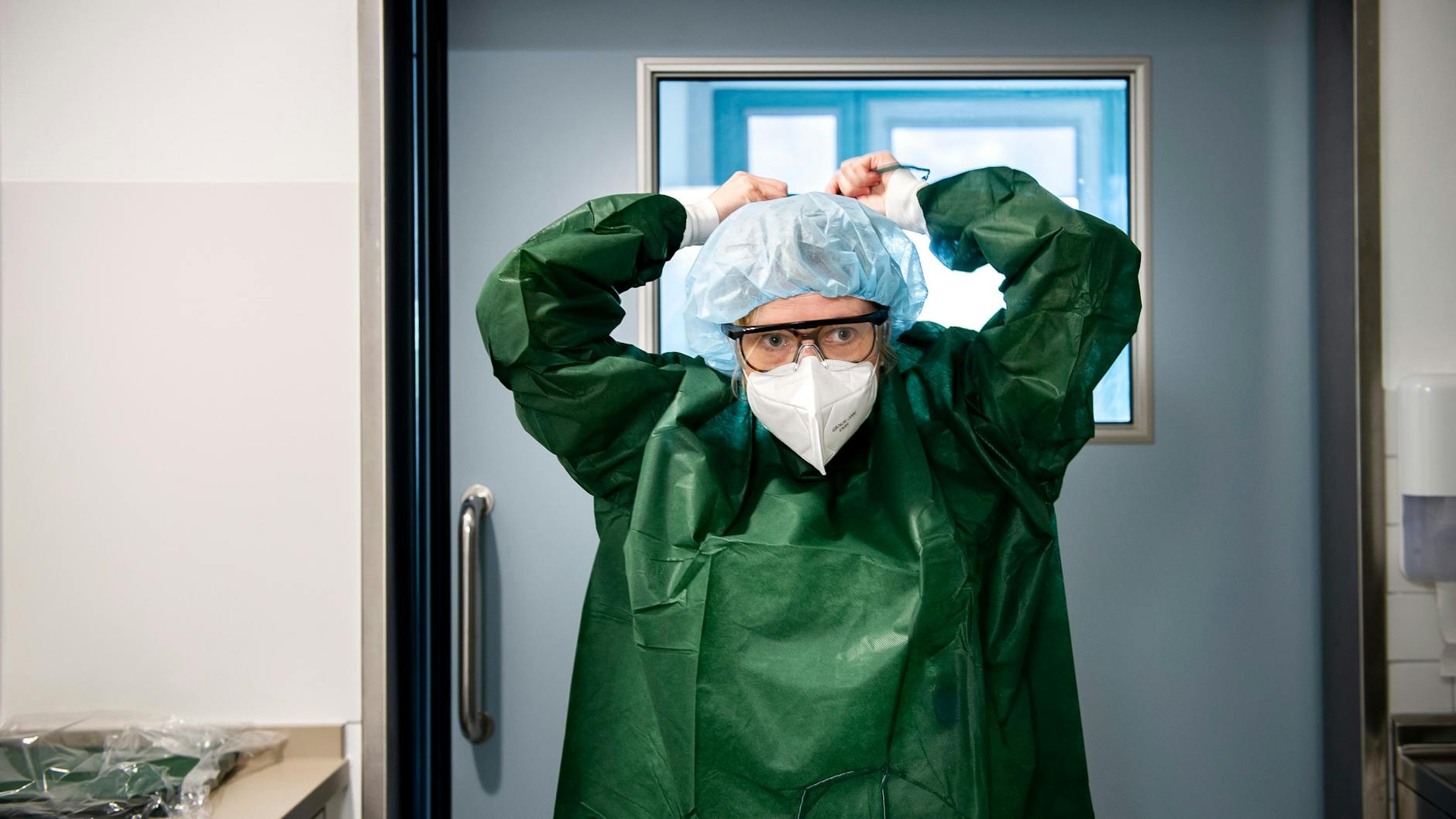 Susanne Rietsch macht sich bereit, um zu einem ihrer Covid-19-Patienten zu gehen. Das Foto entstand Anfang Mai auf der Intensivstation.