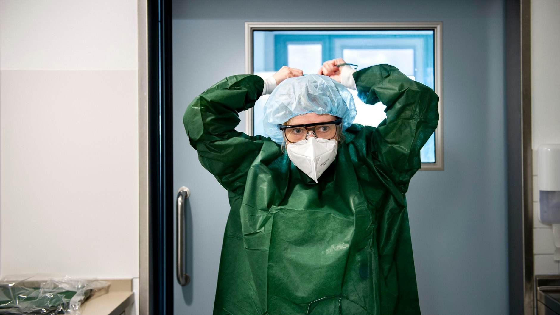 Susanne Rietsch macht sich bereit, um zu einem ihrer Covid-19-Patienten zu gehen. Das Foto entstand Anfang Mai auf der Intensivstation.