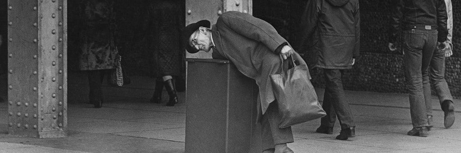 Flaschensammler 1981 an der Stadtbahn-Brücke am Alexanderplatz, fotografiert von Harald Hauswald.