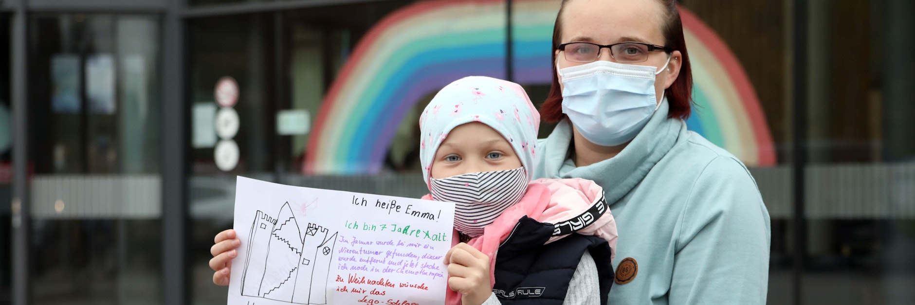 Emma und ihre Mutter Katharina Goldenstern. Auf ihren Wunschzettel hat das Mädchen ein Schloss aus Lego gemalt.&nbsp;