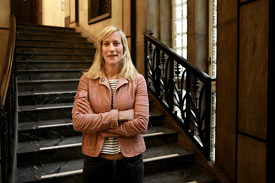 Kathrin Herrmann ist die neue Tierschutzbeauftragte von Berlin. Im Gebäude der Senatsverwaltung für Justiz wird sie ihr Büro haben.<br>