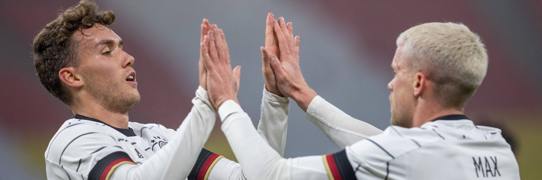 Torschütze und Vorlagengeber: Luca Waldschmidt (l.) klatscht mit Philipp Max ab.