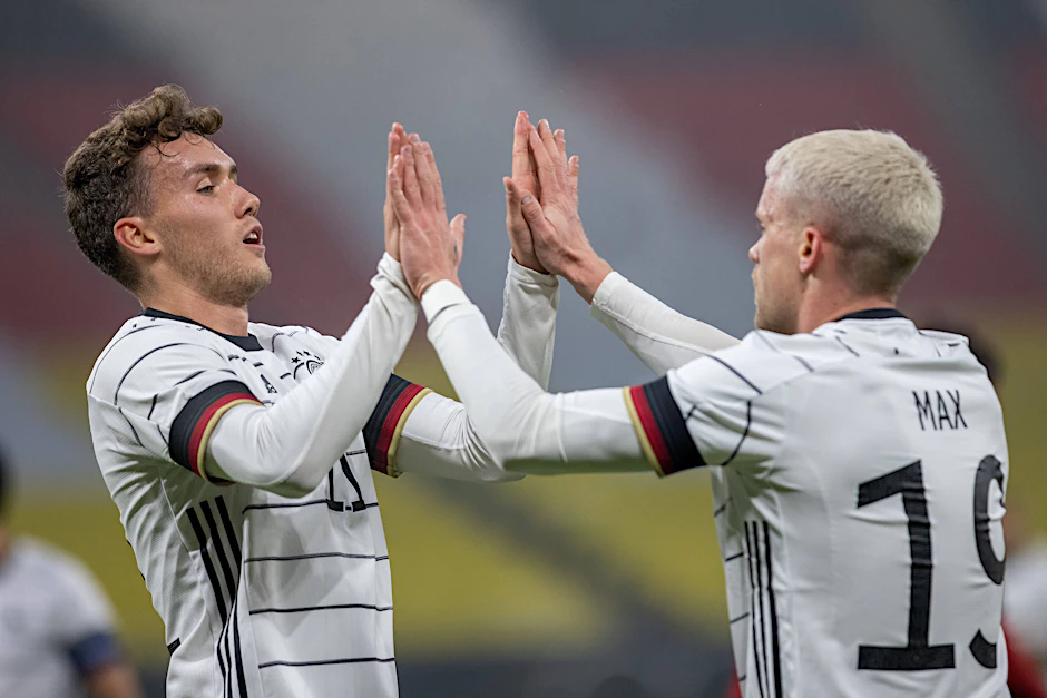 Torschütze und Vorlagengeber: Luca Waldschmidt (l.) klatscht mit Philipp Max ab.