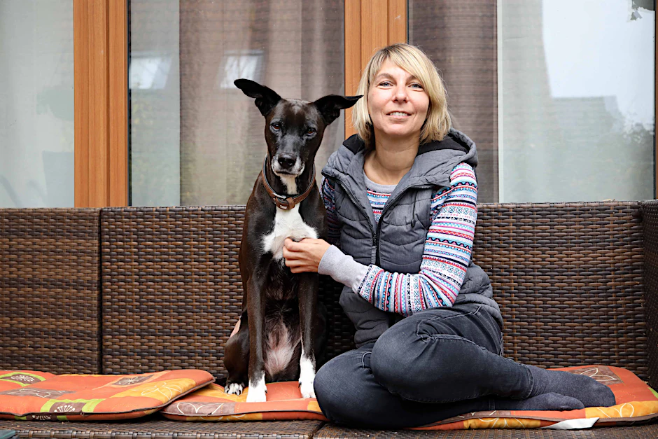 Karin Henning (46) mit ihrem Podenco-Badino-Mix Kira: In der Corona-Krise kommen immer mehr Menschen auf den Hund.