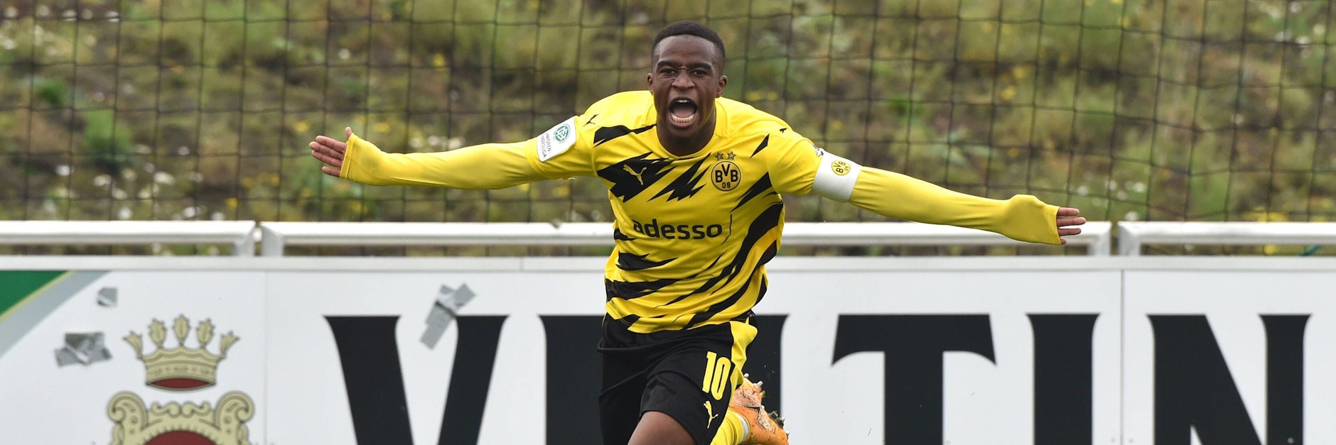 Könnte nur einen Tag nach seinem 16. Geburtstag gegen Hertha BSC sein Profi-Debüt geben: Dortmunds Super-Talent Youssoufa Moukoko.