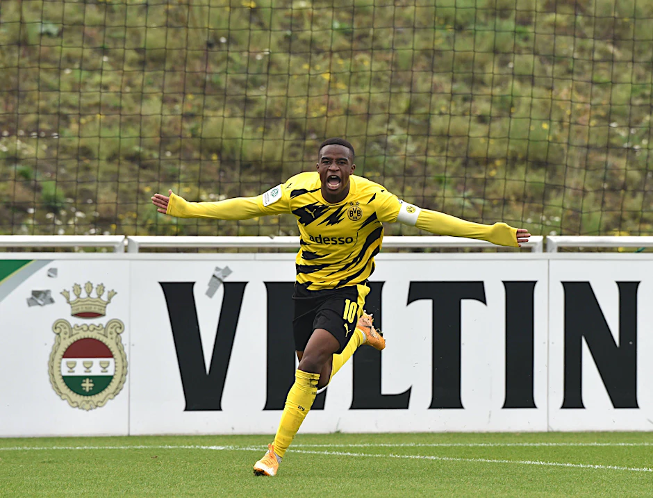 Könnte nur einen Tag nach seinem 16. Geburtstag gegen Hertha BSC sein Profi-Debüt geben: Dortmunds Super-Talent Youssoufa Moukoko.