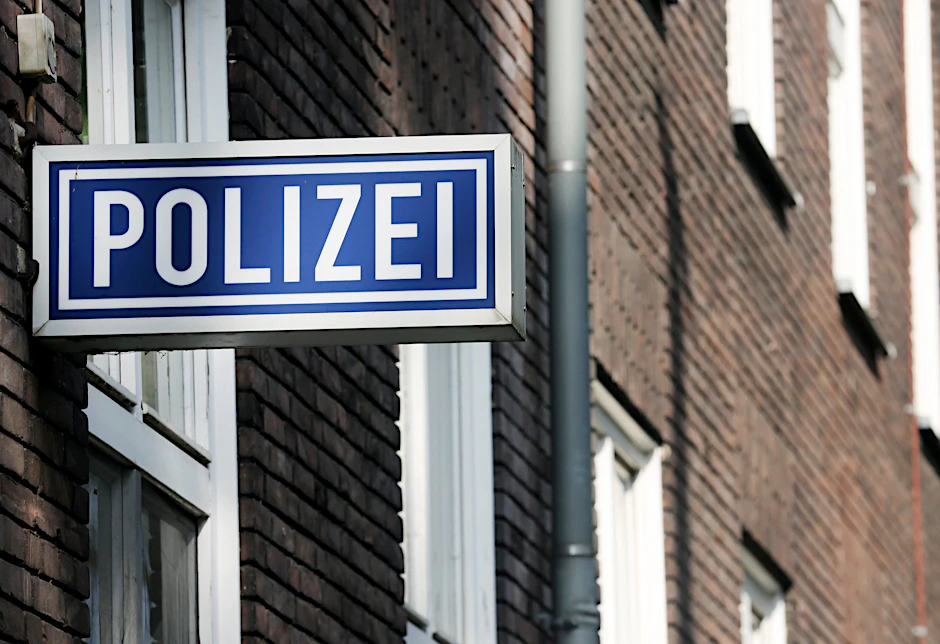 Ein Schild weist auf eine Polizeidienststelle hin. (Symbolbild)