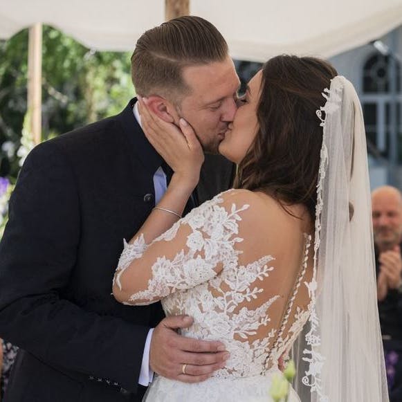 Erster Kuss als Ehepaar. 