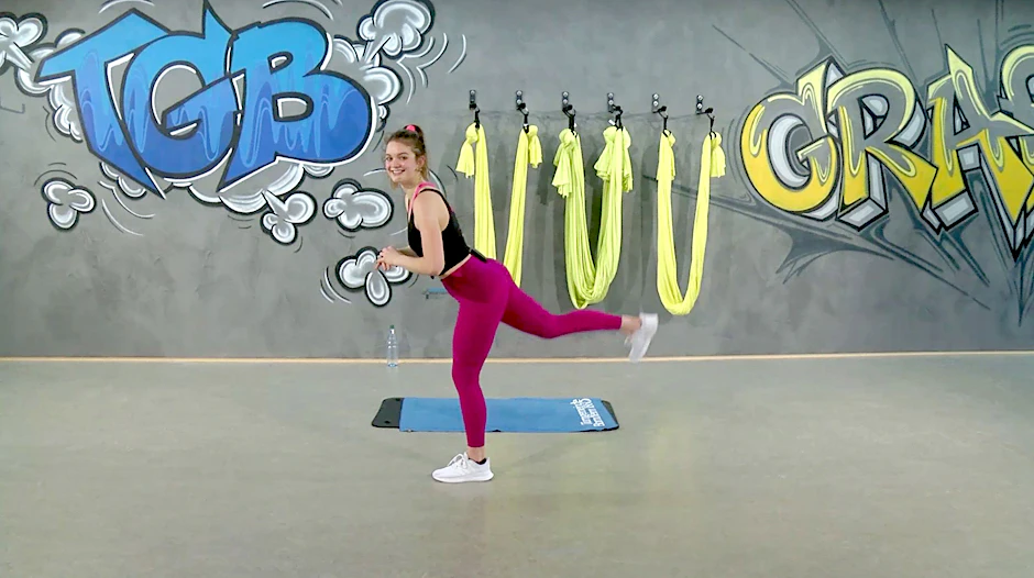 Trainerin Josie Emmerling von der TG Bornheim beim Aerobic-Training im Rahmen der Sendung „Fit in den Tag“ vom Hessischen Rundfunk.