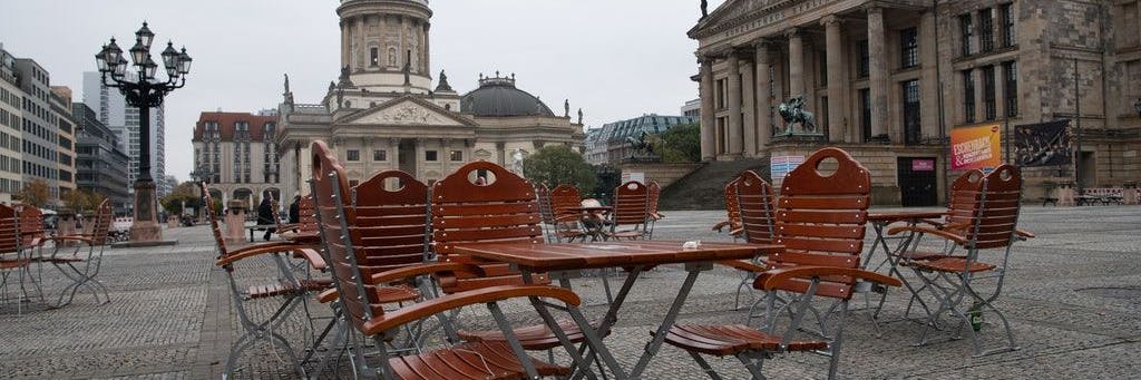 Lockdown in Berlin: Leere Tische und Stühle stehen auf dem Gendarmenmarkt.