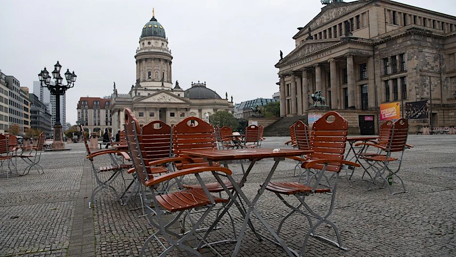 Lockdown in Berlin: Leere Tische und Stühle stehen auf dem Gendarmenmarkt.