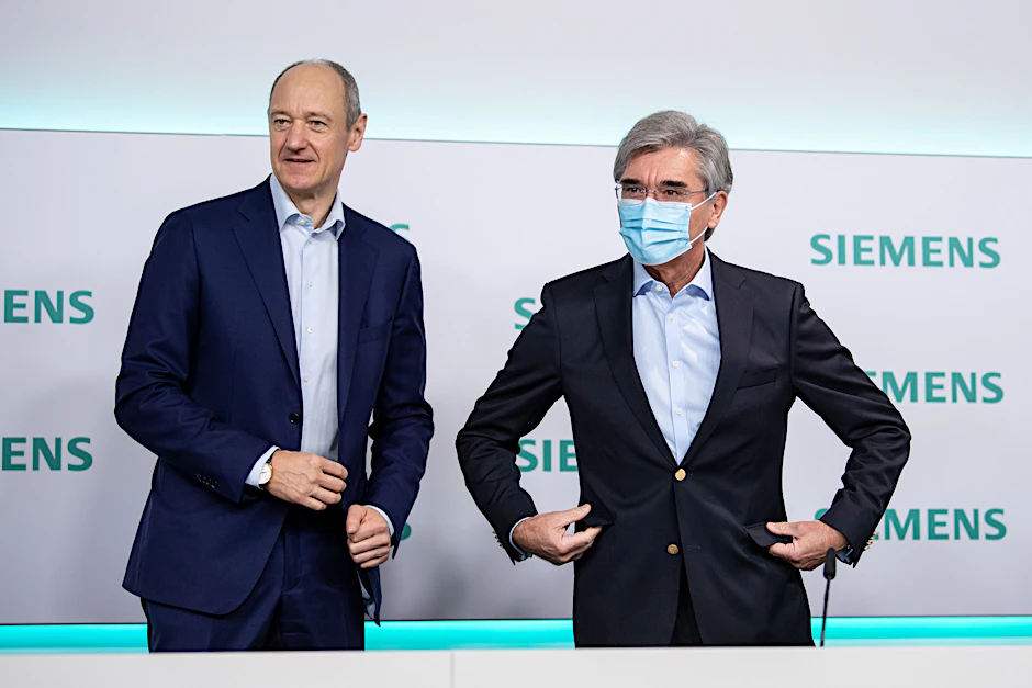 Joe Kaeser (r.) und sein Vize Roland Busch, der die Siemens-Führung im Februar 2021 übernehmen soll, bei Kaesers letzter&nbsp; Bilanzvorstellung.&nbsp; &nbsp;