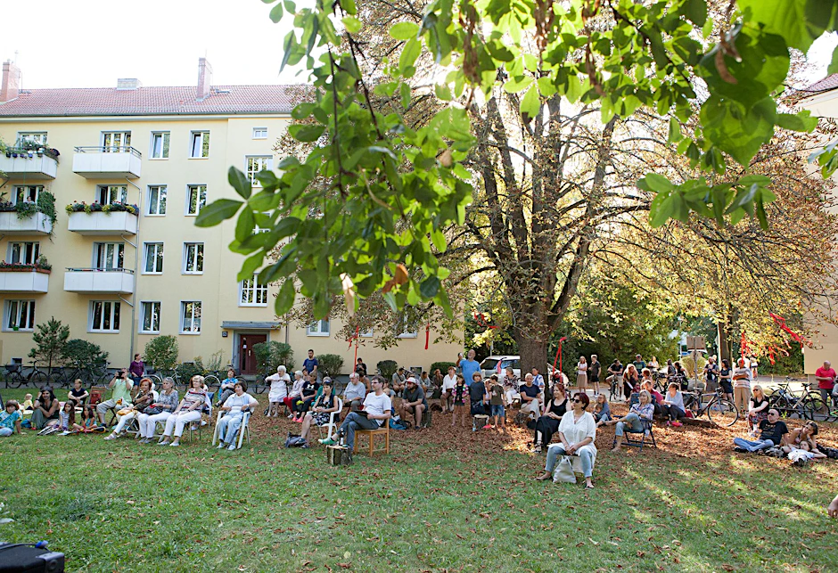 Jeden Sonntag gibt es im Innenhof, der bebaut werden soll, Konzerte für die Anwohner. <br>