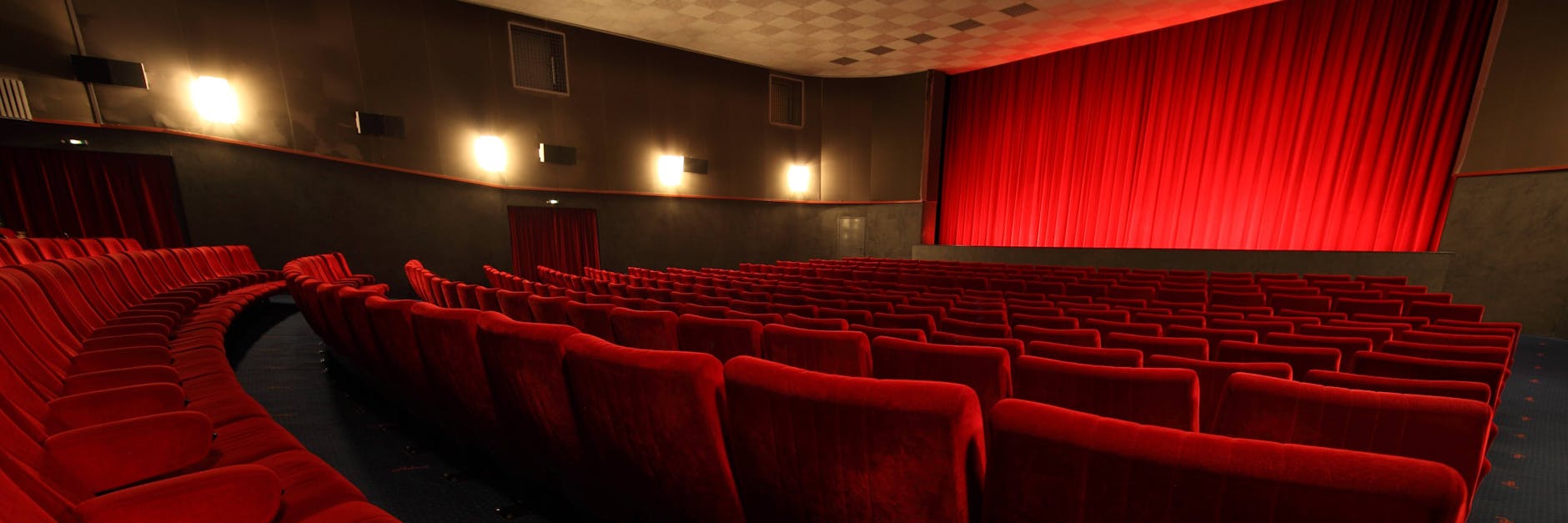 Gespenstische Stille im leeren Kinosaal in der Adria-Filmbühne.