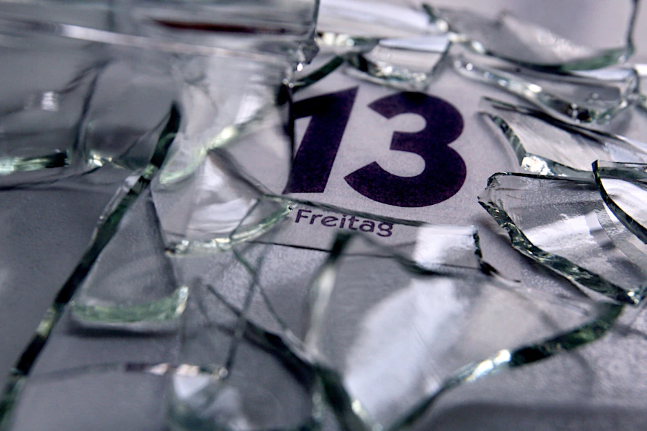 Mindestens einen Freitag, den 13., gibt es jedes Jahr. Auch wenn sich 2020 bisweilen anfühlen mag, als folge Unglückstag auf Unglückstag, so rankt sich um den 13. doch so manch Aberglaube.