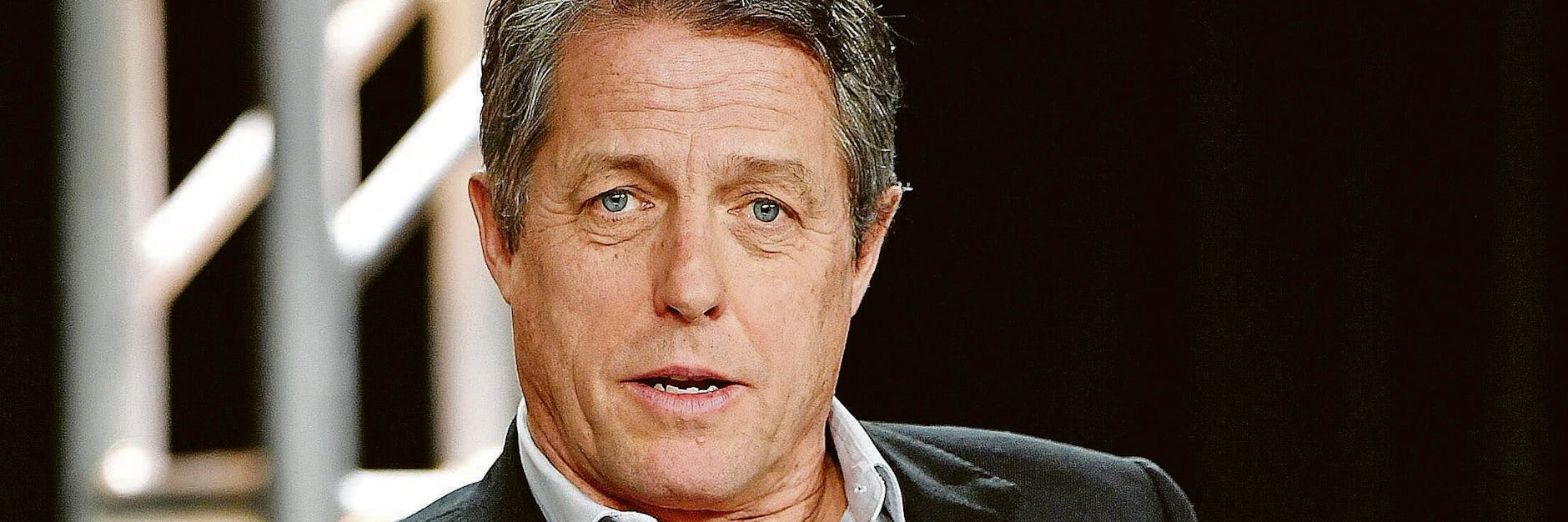Auch Hugh Grant steckte sich mit dem Coronavirus an.