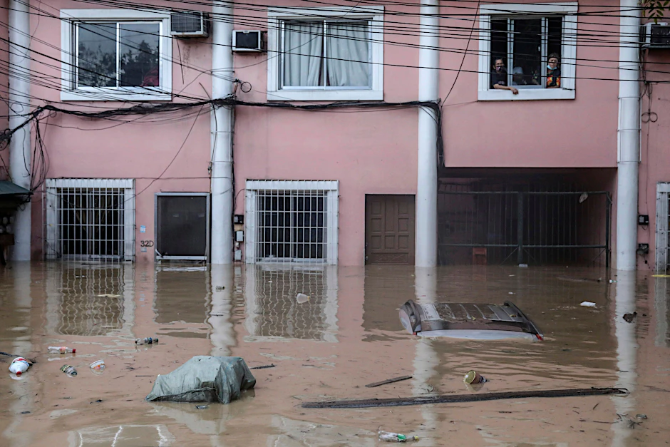 Einige der Spuren des Taifuns „Vamco“: überflutete Straßen und geflutete Häuser in Manila.&nbsp;