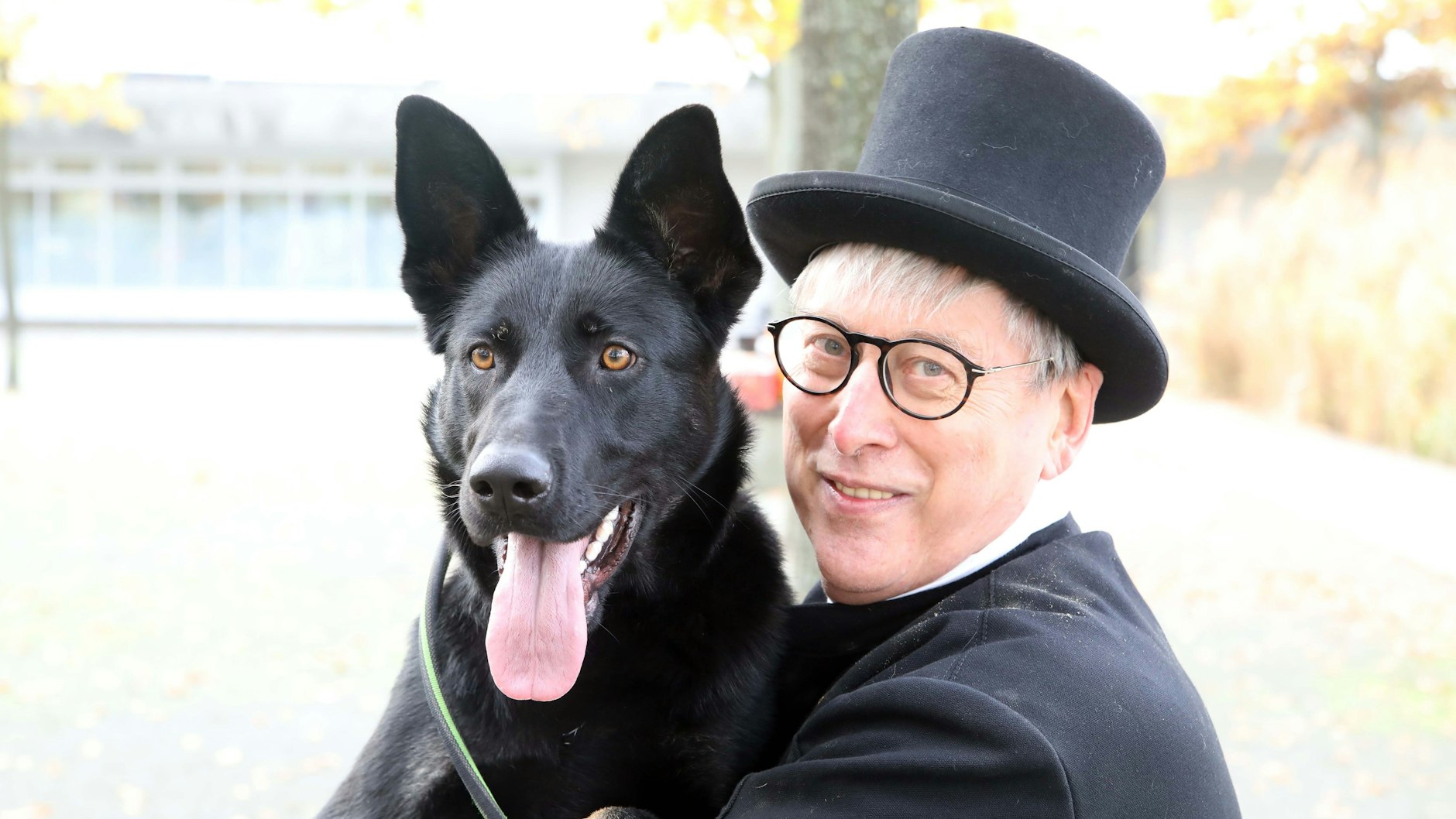 Norbert Skrobeck mit Bonny. „Ich habe selbst Haustiere – und empfinde es als Katastrophe, dass wir überhaupt Tierheime brauchen“, sagt Skrobeck.