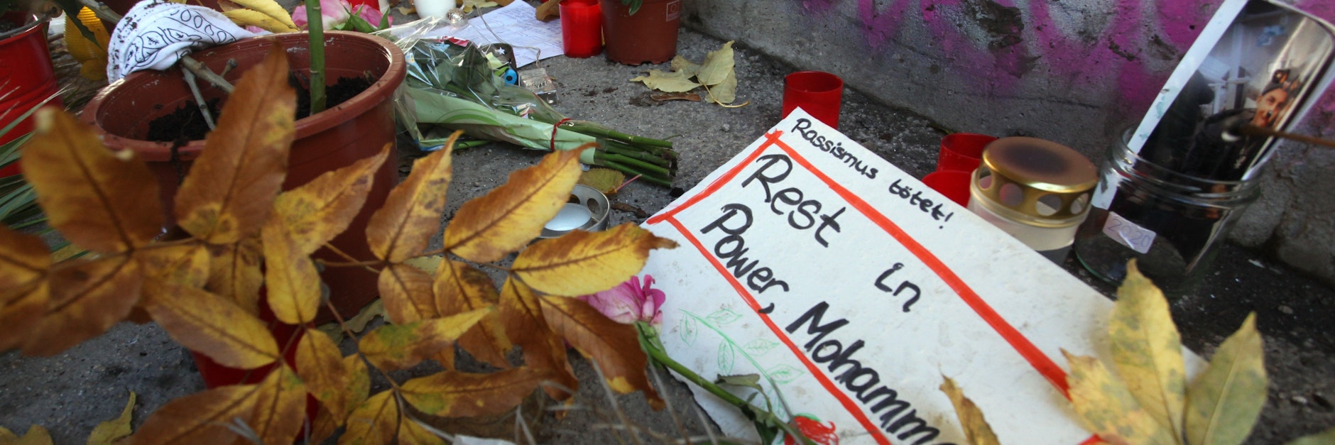 Blumen und Kerzen an der Stelle nahe der Museumsinsel, an der ein 13-Jähriger erstochen wurde.