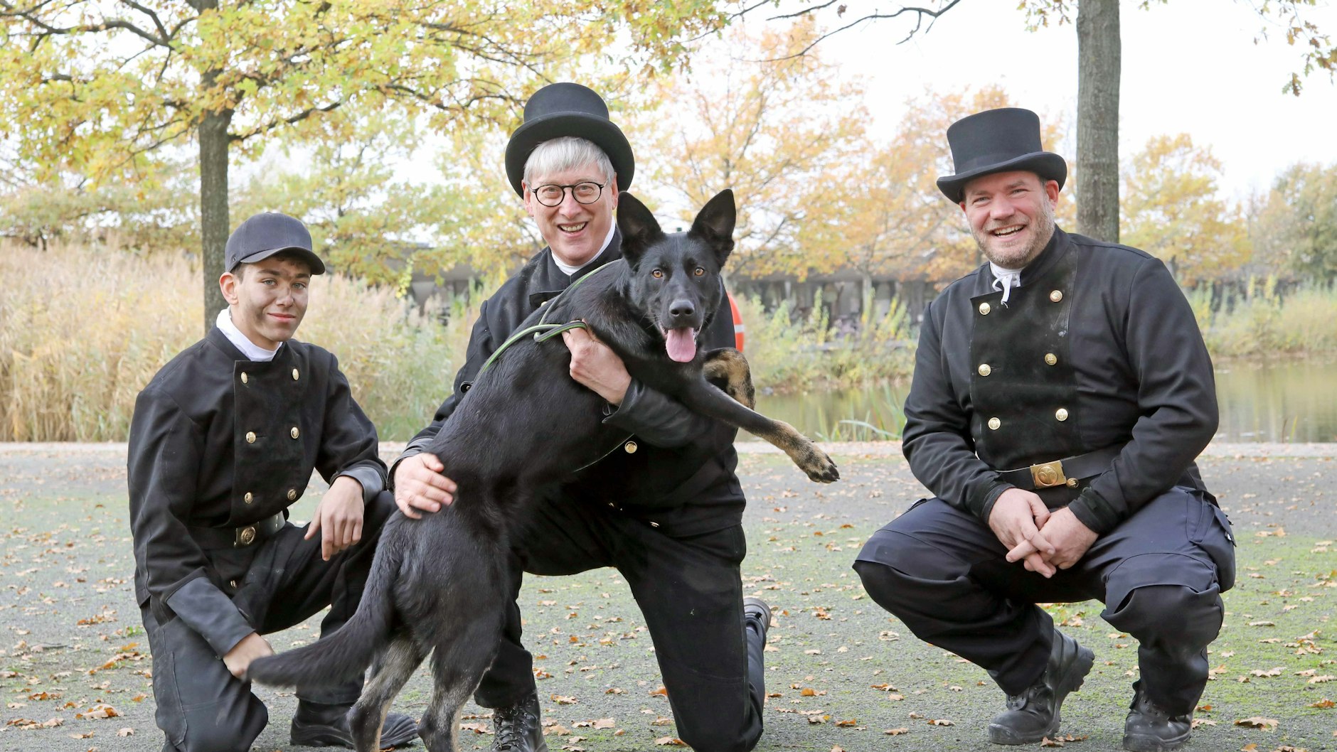 Azubi Elian Cano Romero, Obermeister Norbert Skrobeck und Schornsteinfeger Alain Rappsilber&nbsp; (v. l.) posieren mit Hündin Bonny.