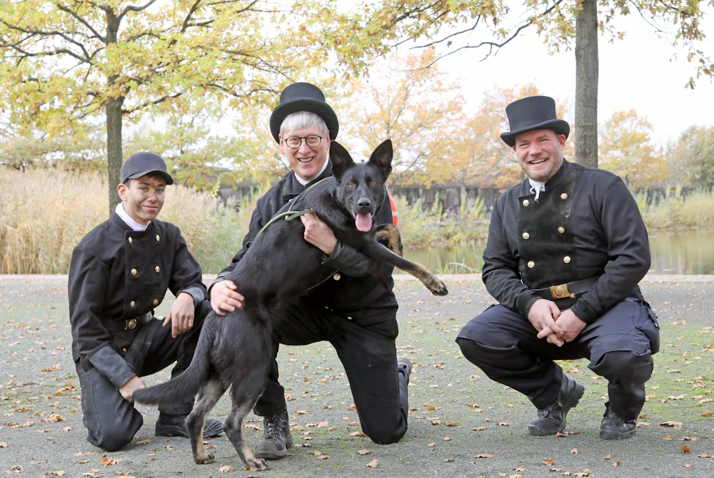 Berlins Schornsteinfeger polieren jetzt das Image schwarzer Hunde und Katzen auf