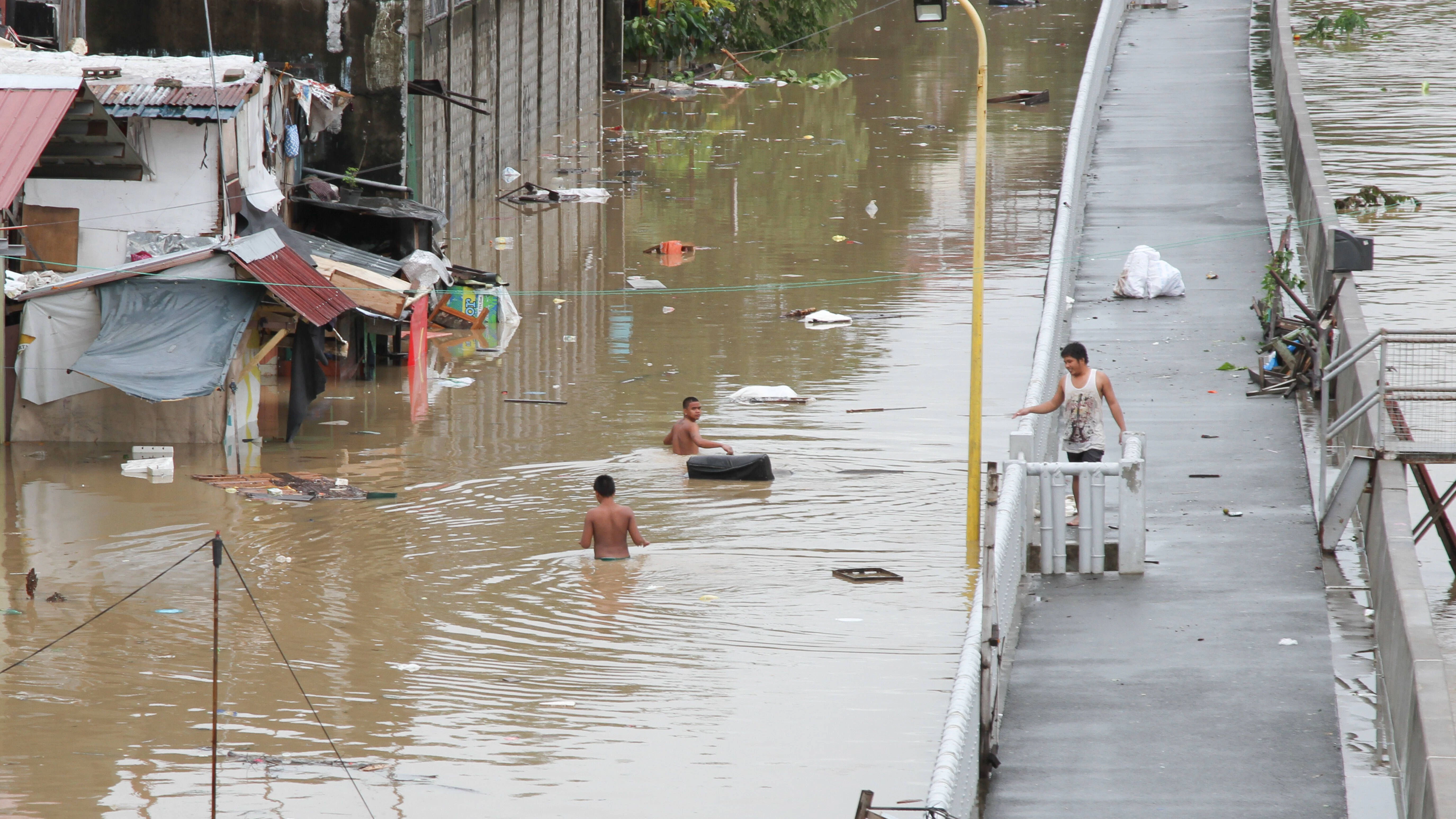 Inmitten des Chaos':&nbsp;Menschen auf den Philippinen nach dem Taifun&nbsp;„Vamco“.