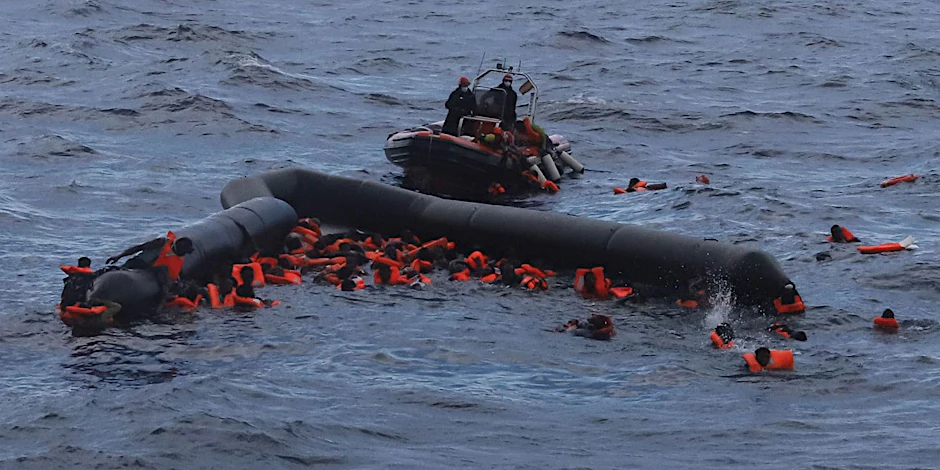 Flüchtlinge kenterten im Mittelmeer mit einem Boot.