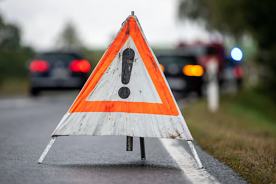 Verkehrsunfall, Absicherung einer Unfallstelle mit einem Faltdreieck.&nbsp;