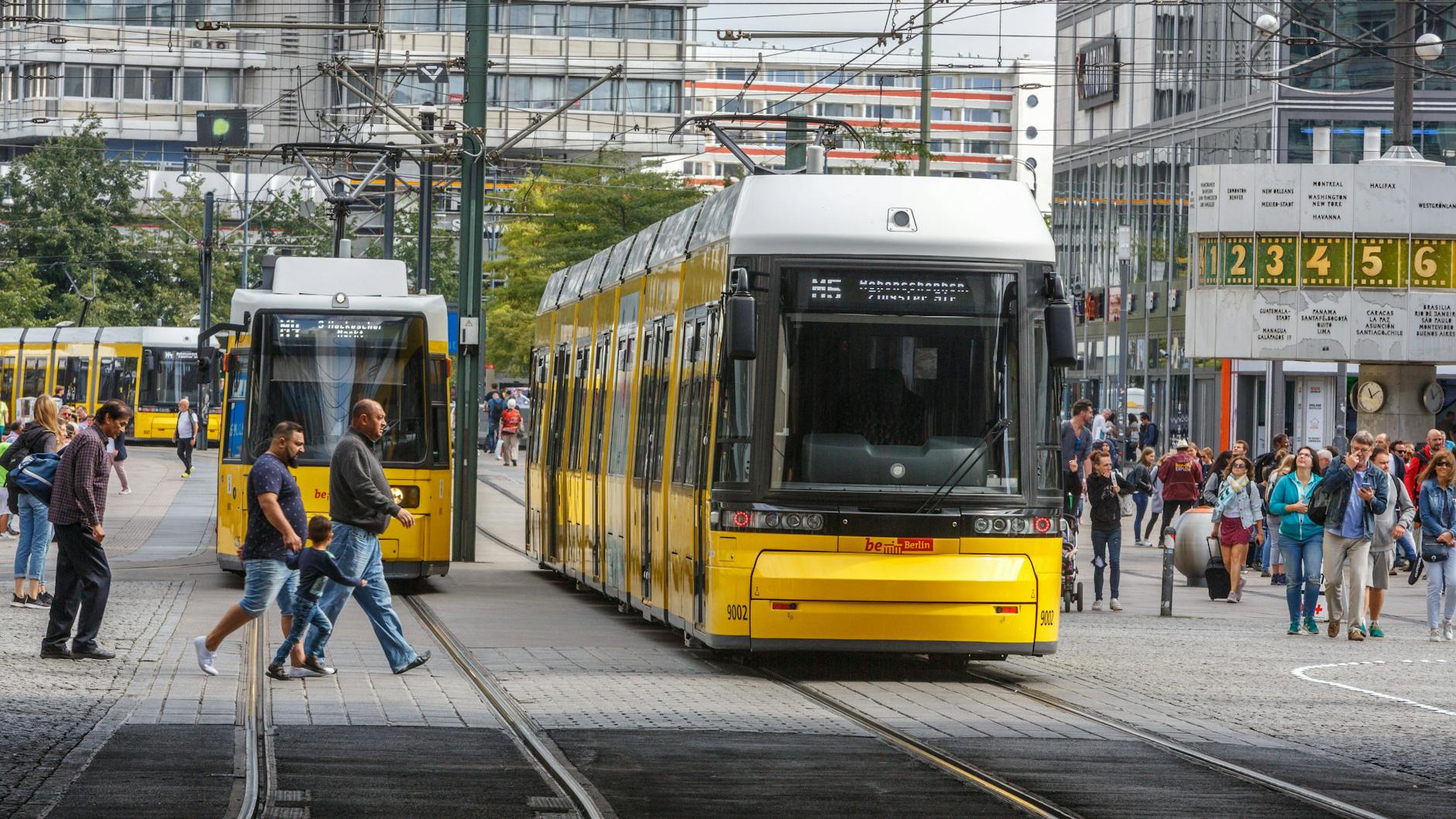 Straßenbahnen auf dem Alexanderplatz, einem Knotenpunkt des Verkehrs. Im vergangenen Jahr wurden die gelben Züge in Berlin für 208 Millionen Fahrten genutzt.