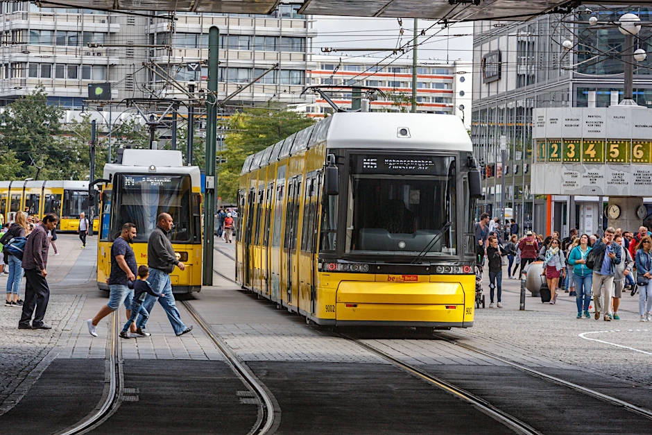 Straßenbahnen auf dem Alexanderplatz, einem Knotenpunkt des Verkehrs. Im vergangenen Jahr wurden die gelben Züge in Berlin für 208 Millionen Fahrten genutzt.