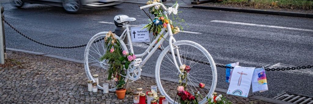 Mit einem „Geisterrad“ erinnert der ADFC auf der Charlottenburger Schlossbrücke an die 69-Jährige Radfahrerin, die von einem bei Rot fahrenden Auto getötet wurde.
