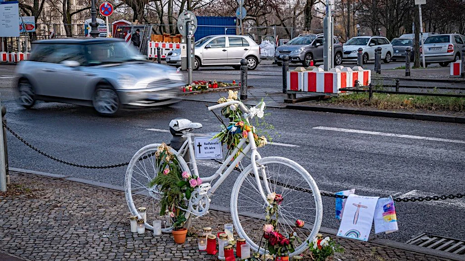 Mit einem „Geisterrad“ erinnert der ADFC auf der Charlottenburger Schlossbrücke an die 69-Jährige Radfahrerin, die von einem bei Rot fahrenden Auto getötet wurde.