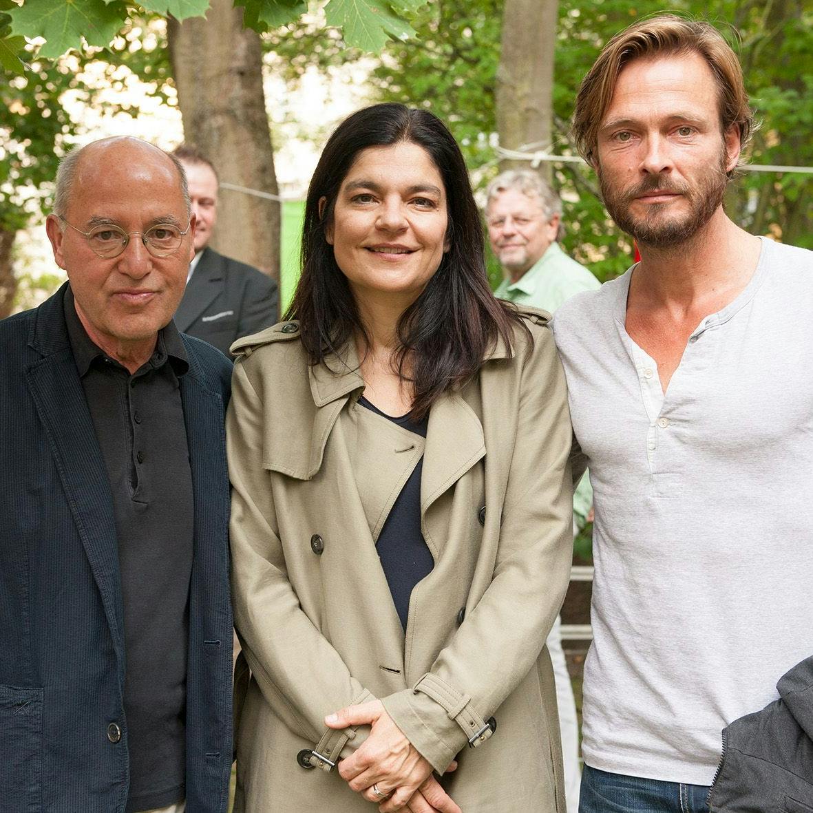 Gregor Gysi, Jasmin Tabatabai und ihr Mann Andreas Pietschmann machen sich für den Erhalt der Grünflächen stark. <br>