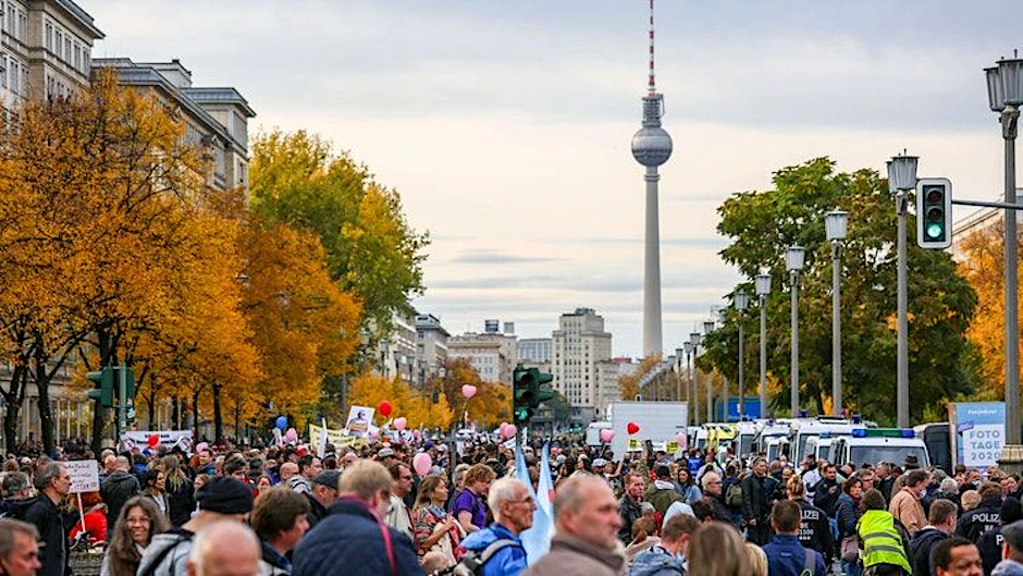 Demonstration gegen die Anti-Corona-Maßnahmen der Bundesregierung in Berlin.